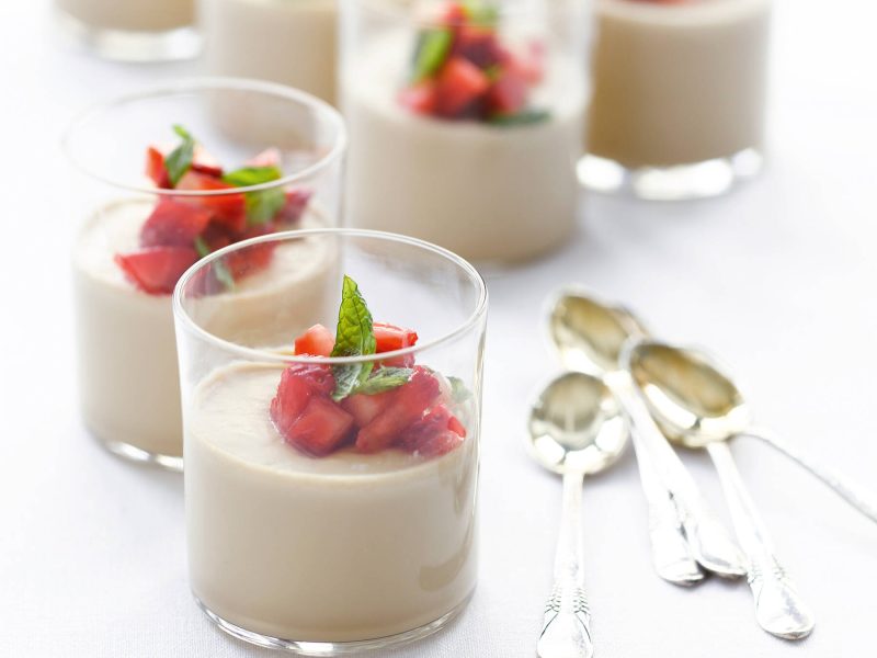 Espressolla maustettu panna cotta ja mansikkasalsa