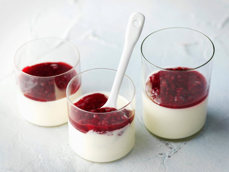 Vadelma-jogurtti panna cotta