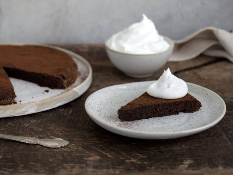 Vegansk kladdkaka med vaniljgrädde