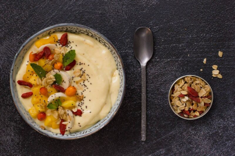 Smoothiebowl med mango och avokado