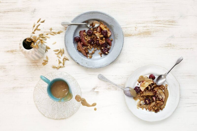 Vegansk fruktdessert med kanelbullesås