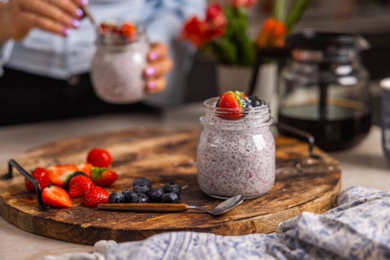 Zeinas krämiga chiapudding med hallon