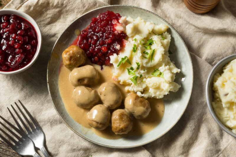 Köttbullar och potatismos med gräddsås