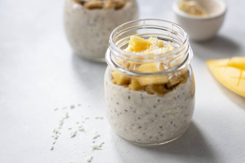 Overnight oats med mango och passionsfrukt