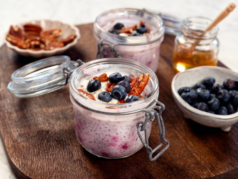 Overnight oats med blåbär och grekisk yoghurt