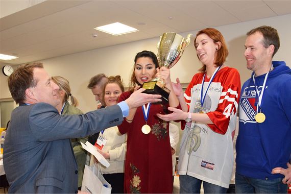 Voittajajoukkue Sara Nejati, Jasmin Pellikainen ja opettaja Veli-Matti Ahvenharju saavat Rinkeli Grand Prix -kilpailun kiertopalkintopokaalin Leipuriliiton toimitusjohtaja Mika Väyryseltä.