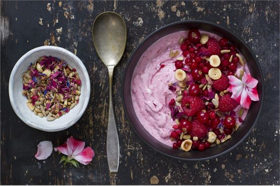 smoothiebowl with fresh berries