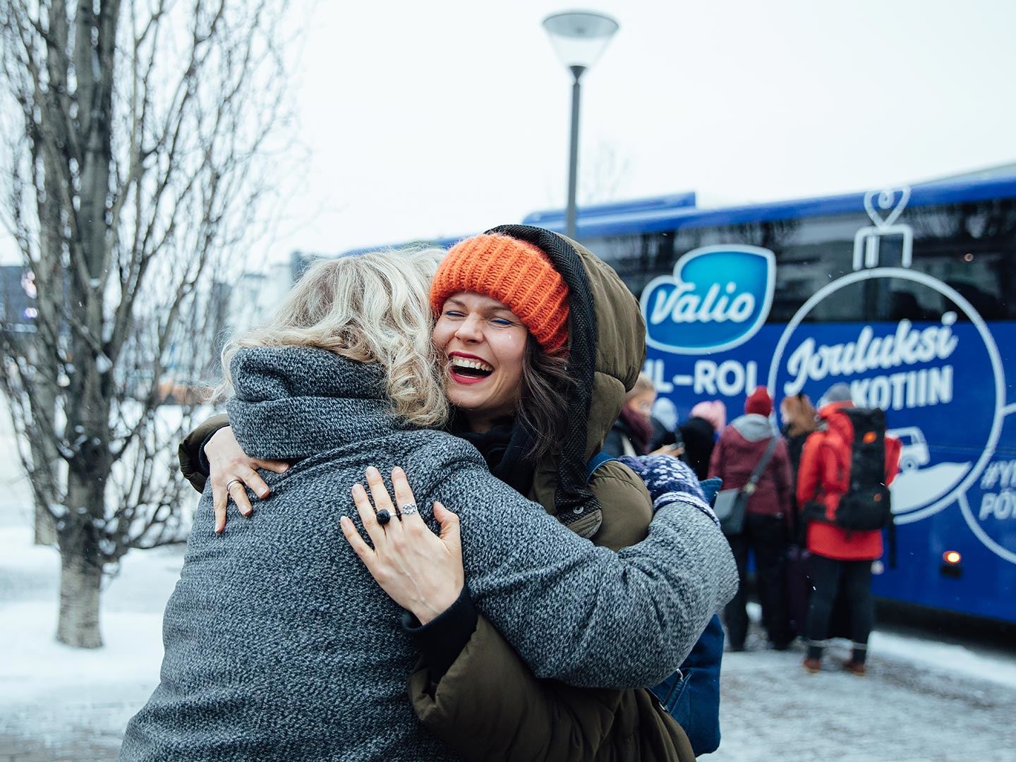 Kiireetön joulubussi kulki halki Suomen ja vei bussillisen nuoria jouluksi kotiin