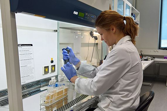 Monika Kaatrasalo mikrobiologisessa laboratoriossa